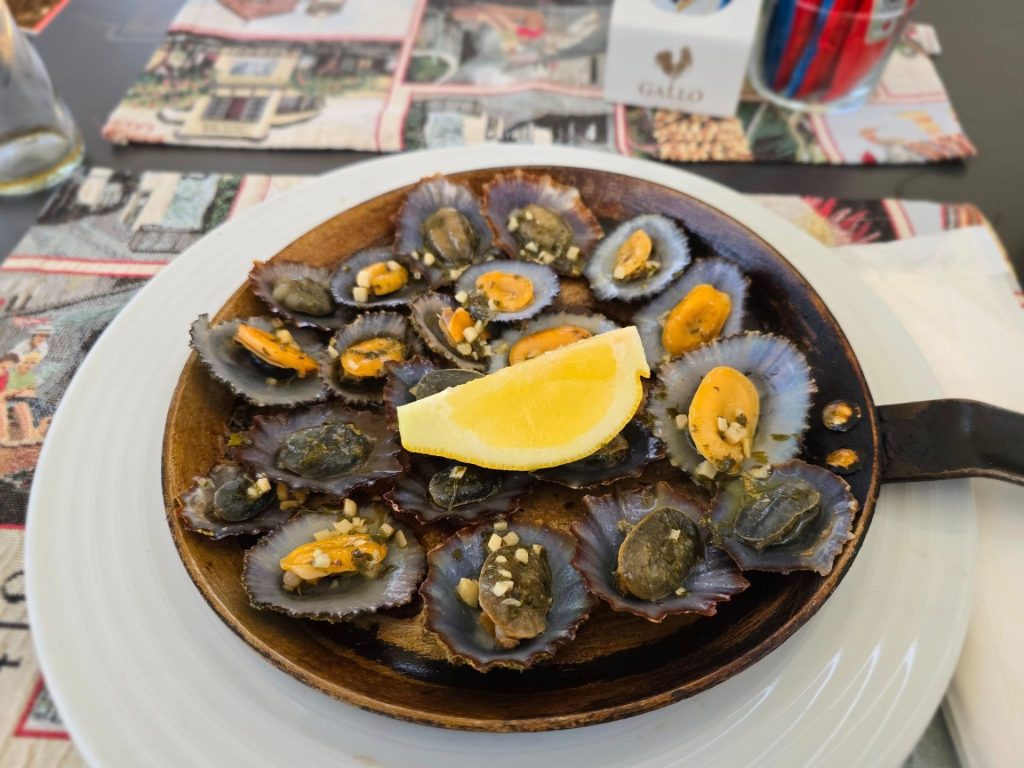 Pan met gebakken lapas (Madeirese zeeslakken) met knoflook en citroen in een lokaal restaurant in Porto Moniz.