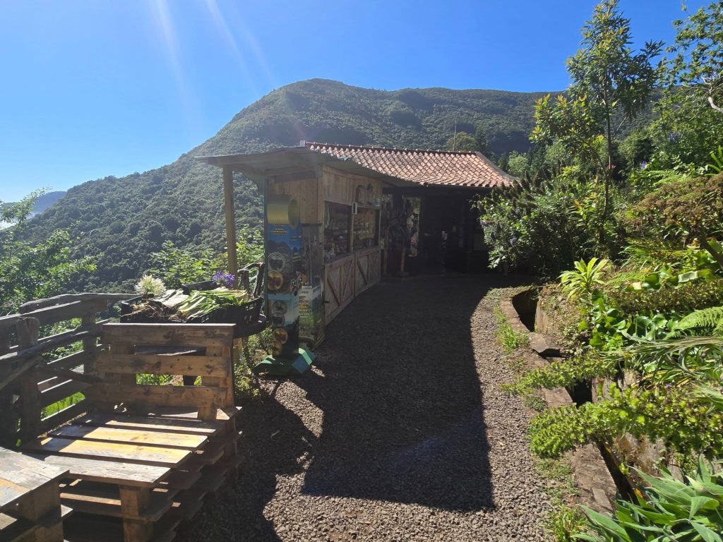 Klein houten kioskje langs PR11 Vereda dos Balcões met bergzicht en groene terrassen op Madeira