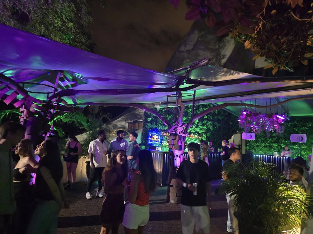 Nachtclub Copacabana in Funchal met dansende mensen en neonverlichting
