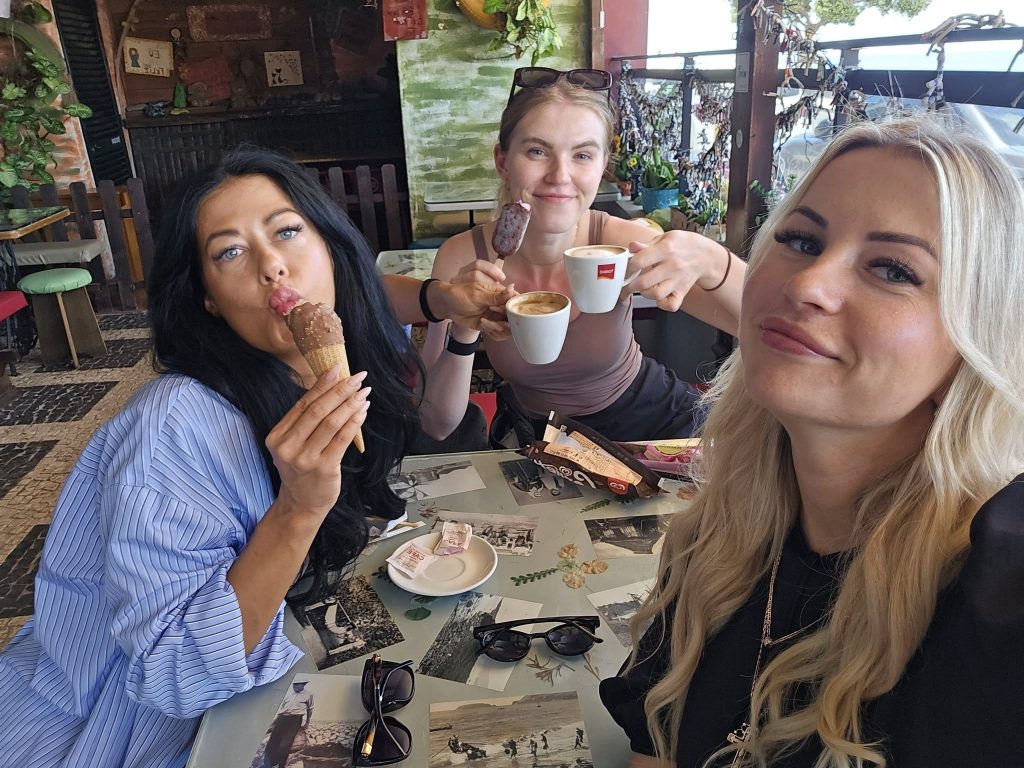 Drie reizigsters genieten van koffie en ijs tijdens de lunch op Madeira
