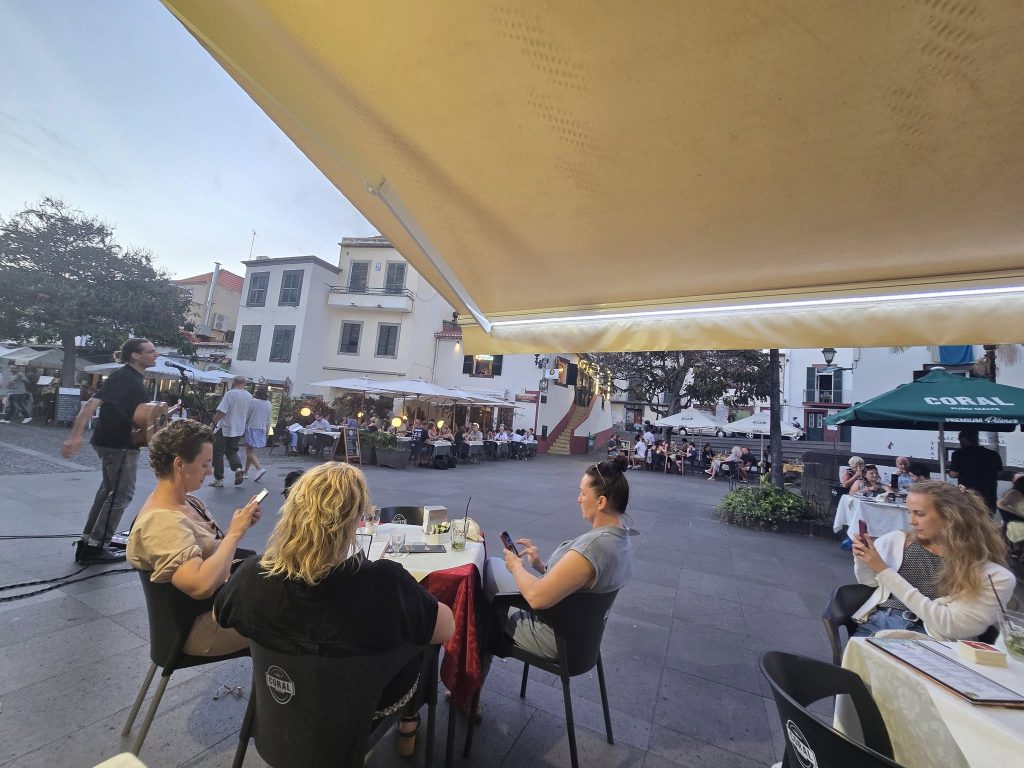 Avondterras in het oude centrum van Funchal met straatmuzikant