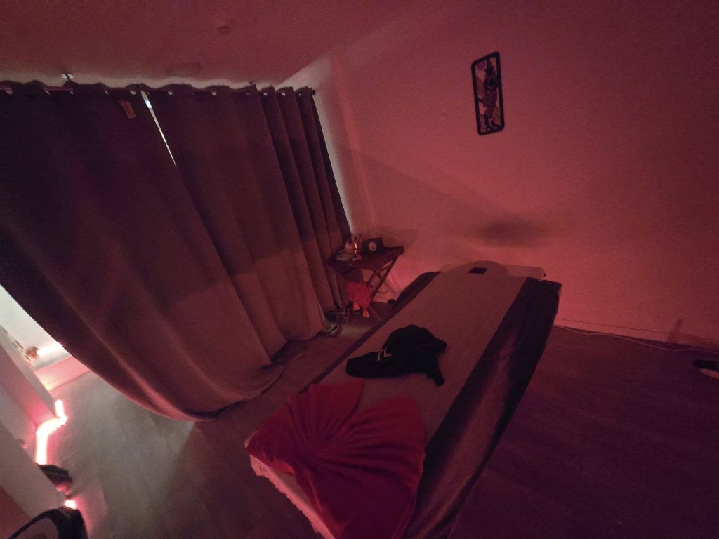 Thaise massagesalon in Funchal met warme rode verlichting en massagetafel