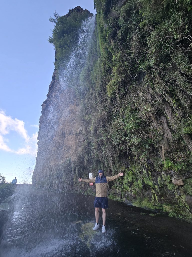 Waterval die over de bergweg stroomt bij Cascata dos Anjos op Madeira