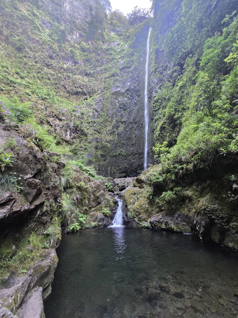 Hoge waterval met helder poeltje aan de voet