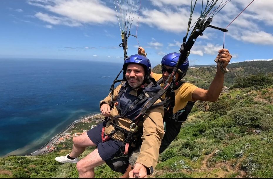 Tandemvlucht boven de oceaan met zicht op de kust van Madeira