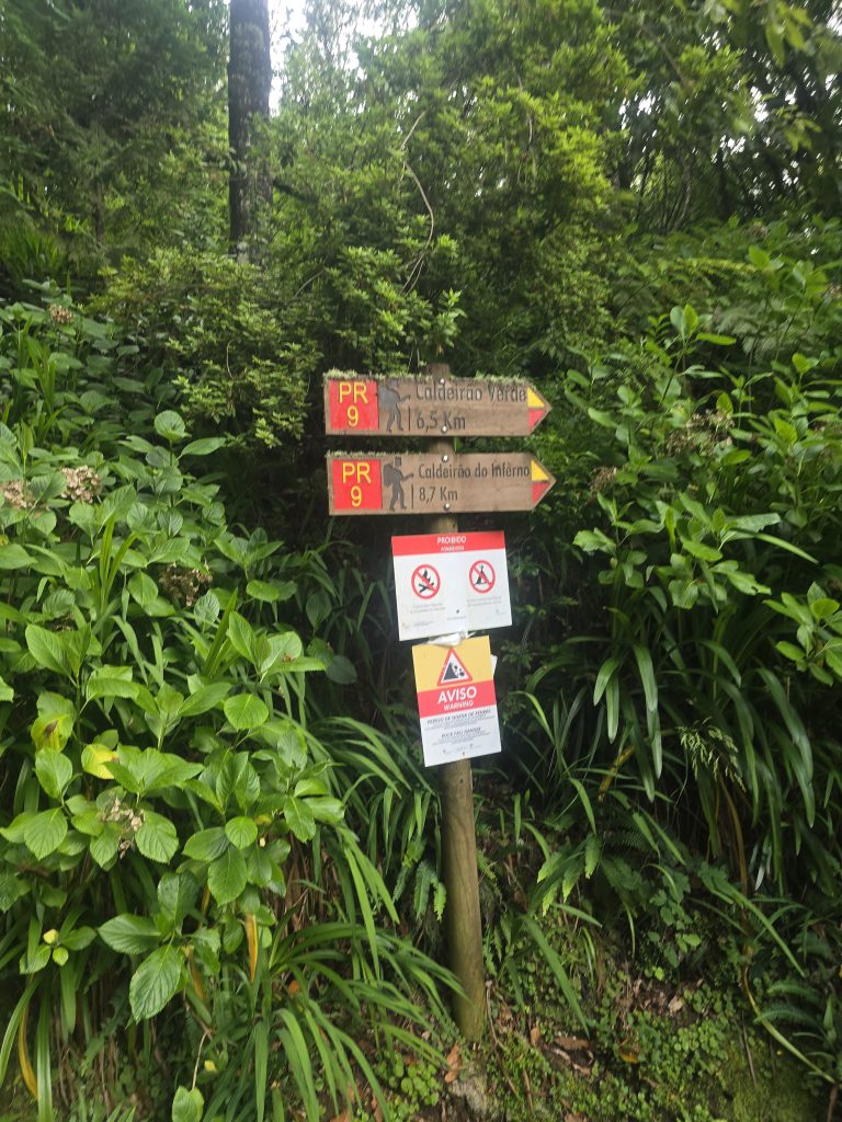 Wegwijzer PR9 Caldeirão Verde bij het startpunt