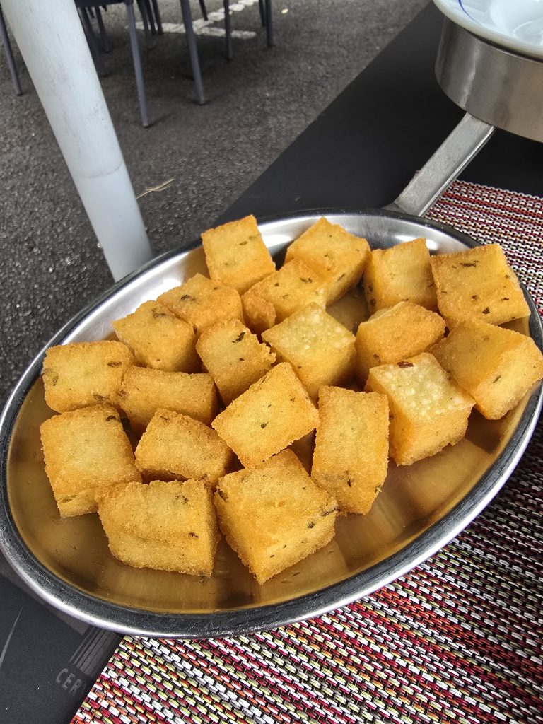 Bord met knapperige milho frito maisblokjes