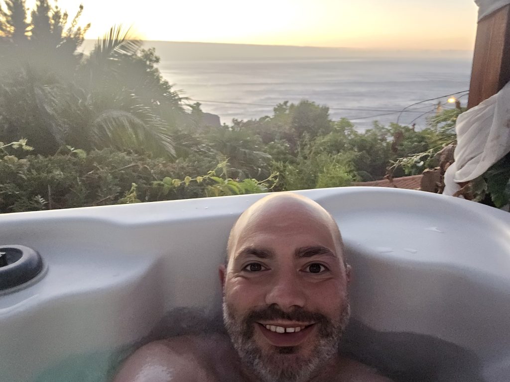 Ontspannen in een jacuzzi met zeezicht bij zonsondergang op Madeira