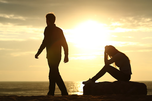 man loopt weg van vrouw bij zonsondergang – afsluiten relatie