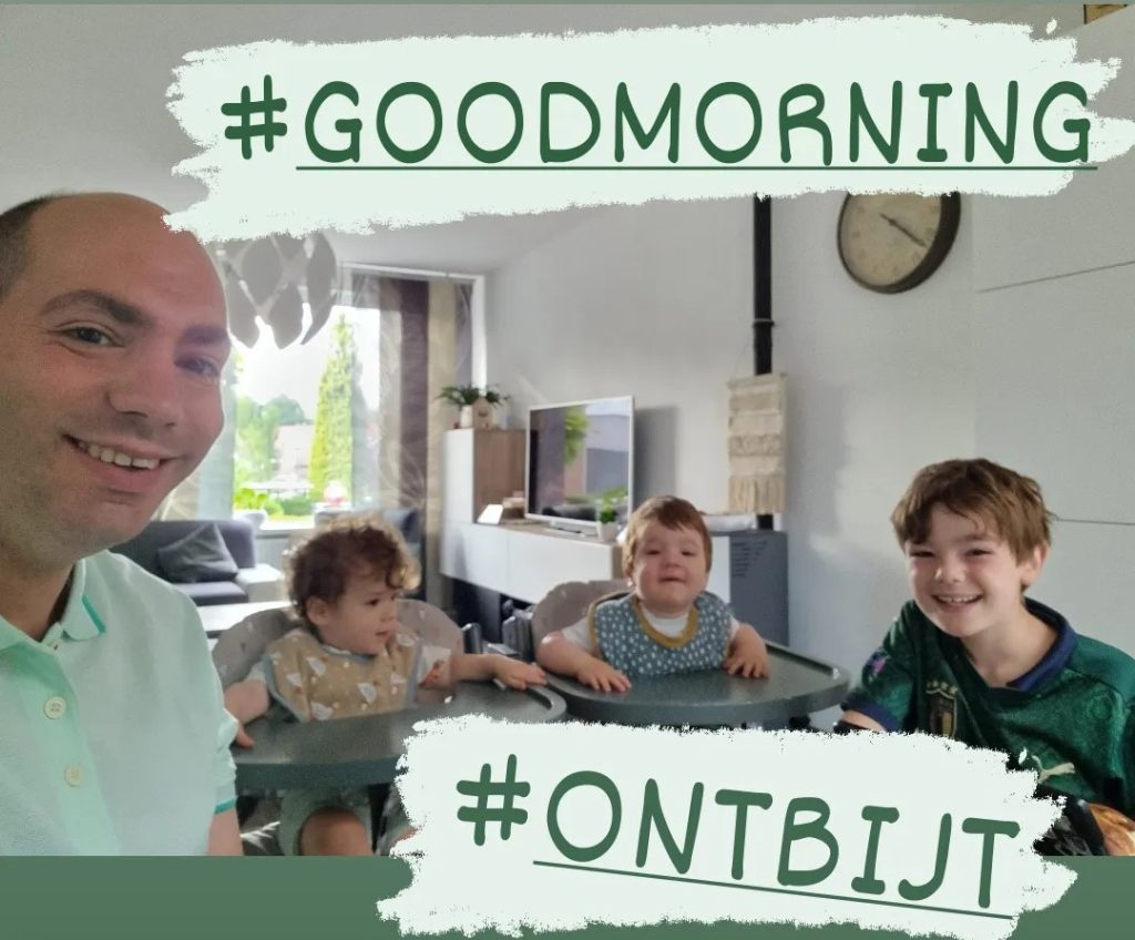 Alleenstaande vader ontbijt samen met zijn drie kinderen.