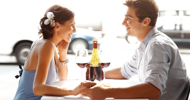 Stel tijdens romantisch diner – daten na scheiding