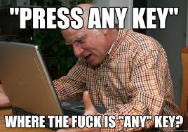 Oudere man in de war door computer met de tekst 'Press any key'