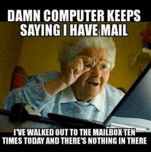 Oudere vrouw begrijpt e-mailmelding niet, frustratie met digitalisering