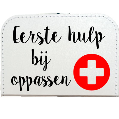 Koffertje met de tekst eerste hulp bij oppassen.