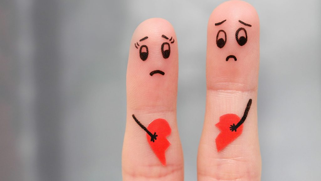 vingers met getekend gebroken hart symbool relatieproblemen