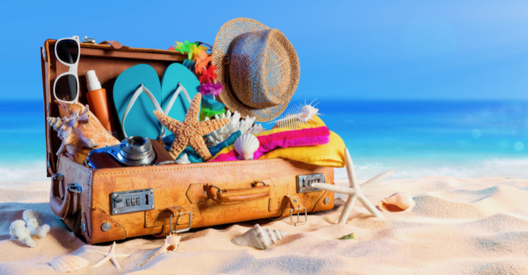 Koffer vol zomerse spullen klaar voor strandvakantie