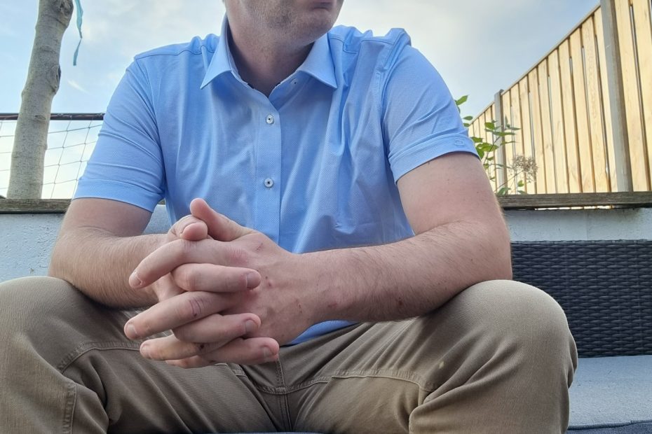Man in gedachten verdiept – het besef dat te laat komt.