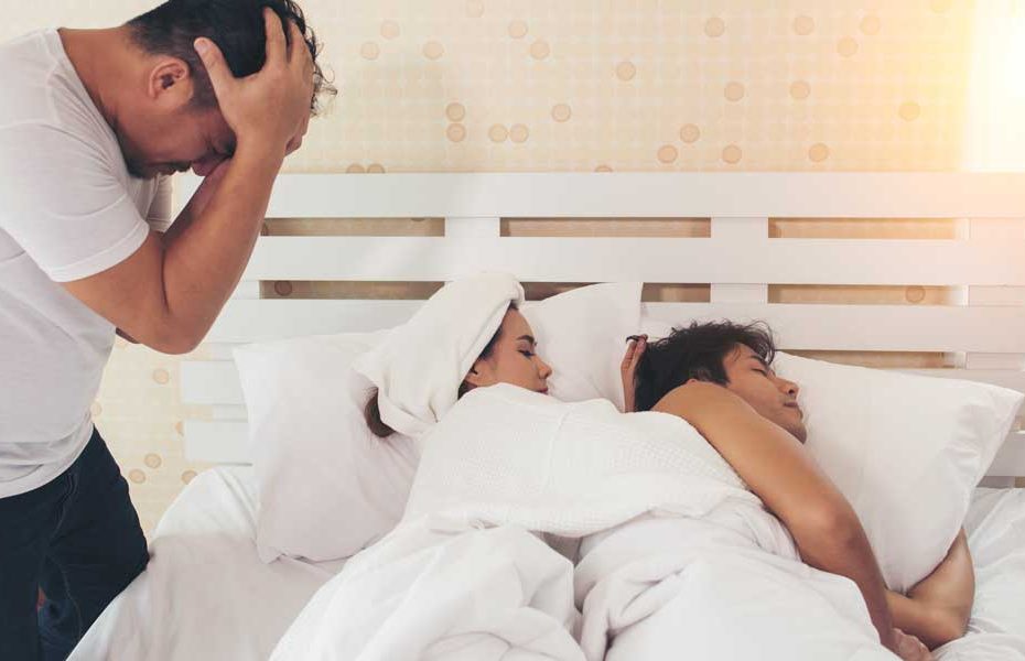 Man betrapt partner op vreemdgaan in bed – thema vertrouwen en relatieproblemen