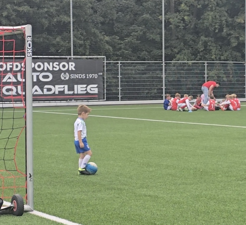 Emilio wacht met de bal bij het doel tijdens de rust van de wedstrijd.