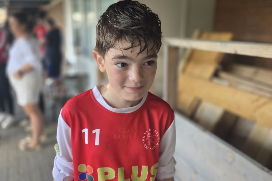 Mijn zoon de voetballer. Alessio in voetbalshirt na een wedstrijd, trots en voldaan.