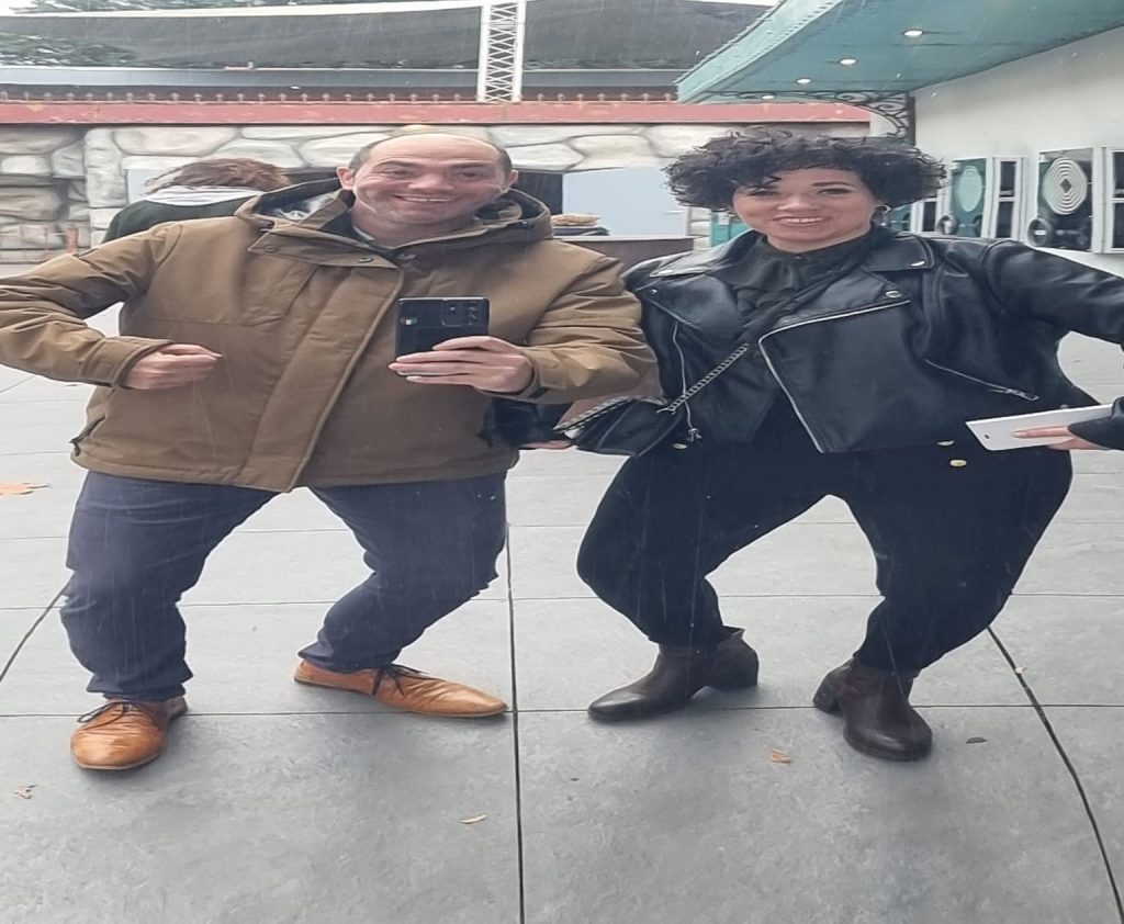 Koppel maakt vrolijke spiegelselfie – nieuwe relatie