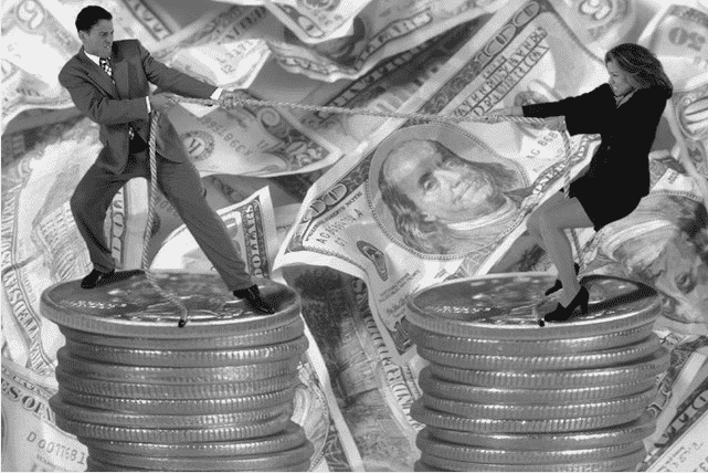 Man en vrouw trekken aan geld, financiële gevolgen van online scheiden