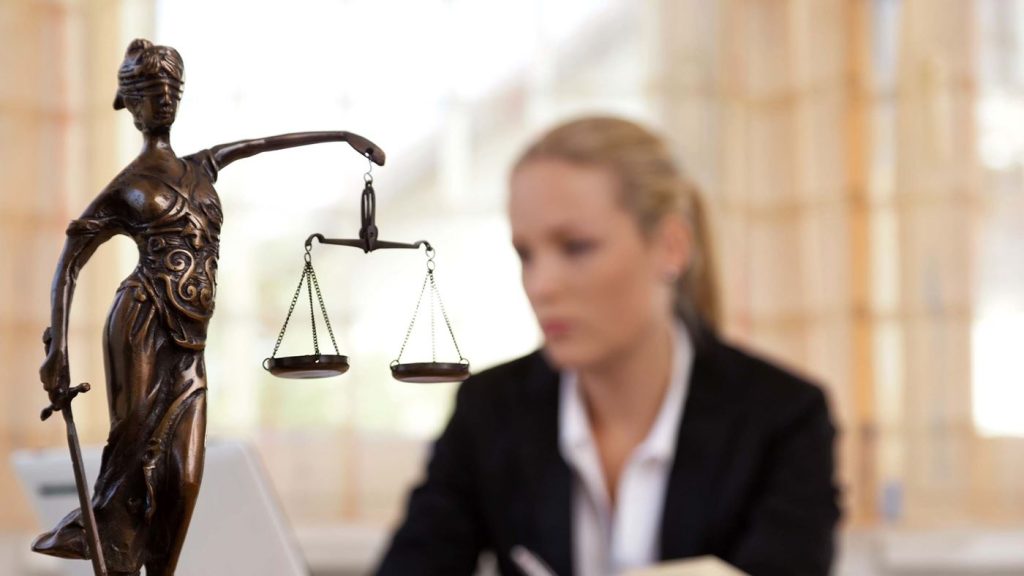 Advocaat met beeld van Justitia, juridisch advies bij online scheiden