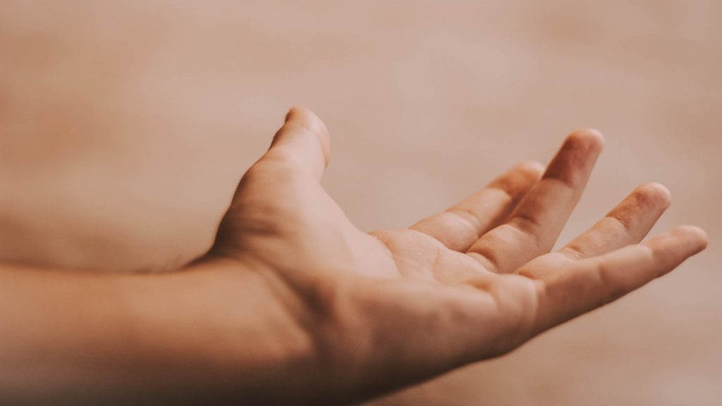 Open hand als symbool voor vertrouwen en verbinding in een holistische aanpak