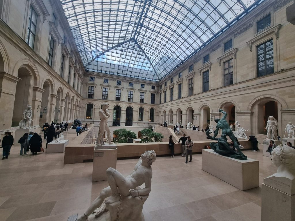 Beeldhouwwerken in de binnenhal van het Louvre Parijs