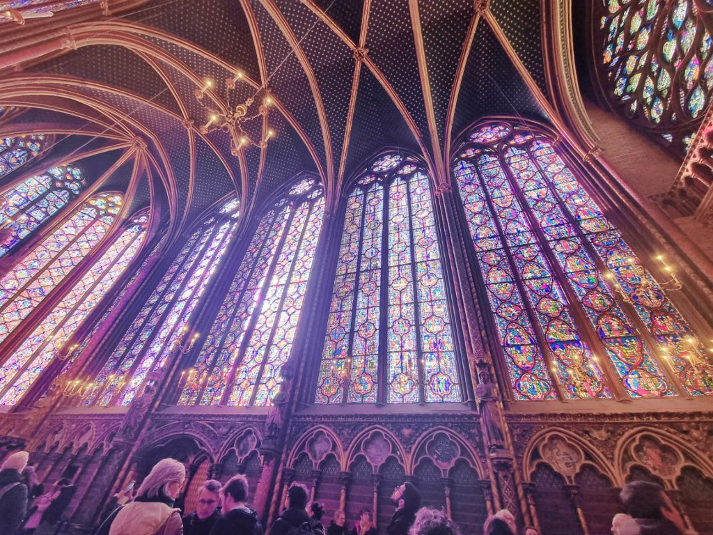 Kleurrijke glas-in-loodramen in Sainte-Chapelle Parijs