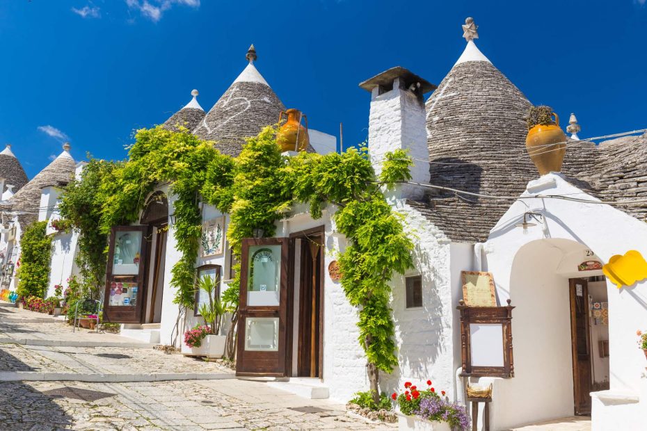 Trulli huizen in Alberobello tijdens de zomervakantie naar Puglia.