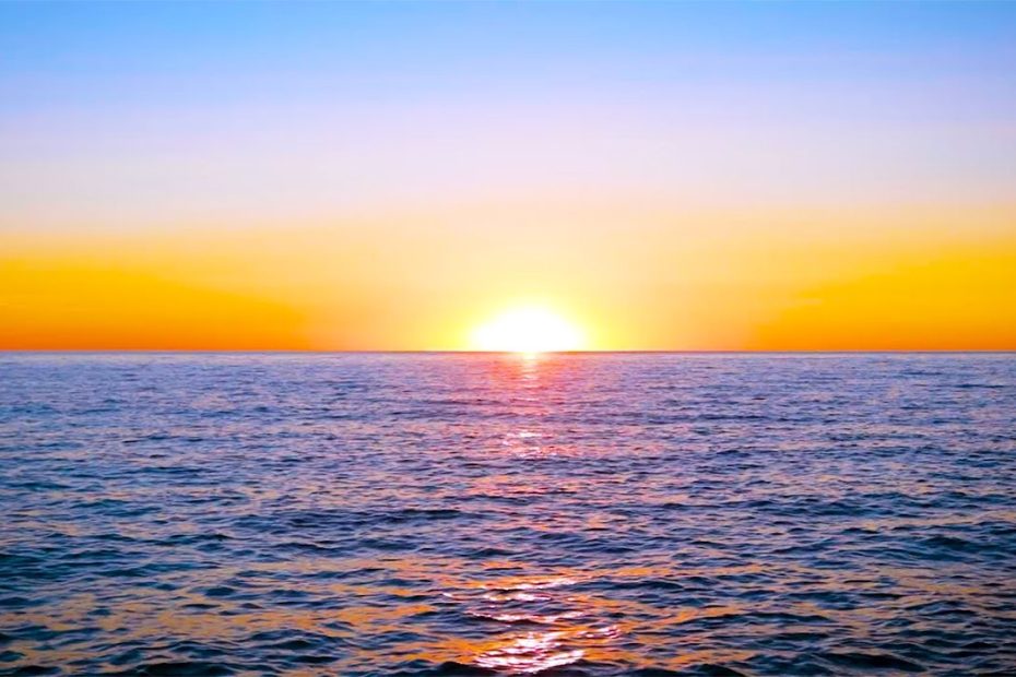 Zonsondergang boven een kalme zee – symbool voor rustig vaarwater.
