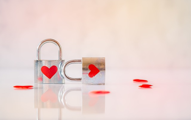 Twee slotjes met hartjes die liefde en verbinding symboliseren