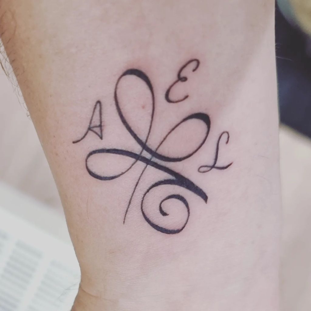 Tattoo met initialen van kinderen als herinnering aan zomervakantie