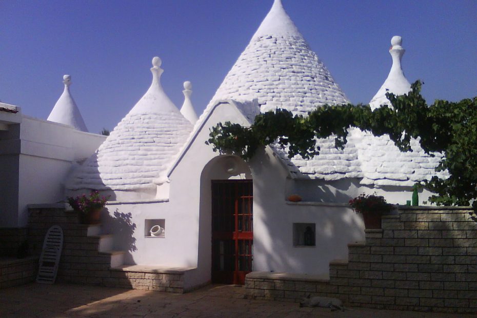 Traditionele trullo woning in Ostuni, Puglia tijdens zomervakantie