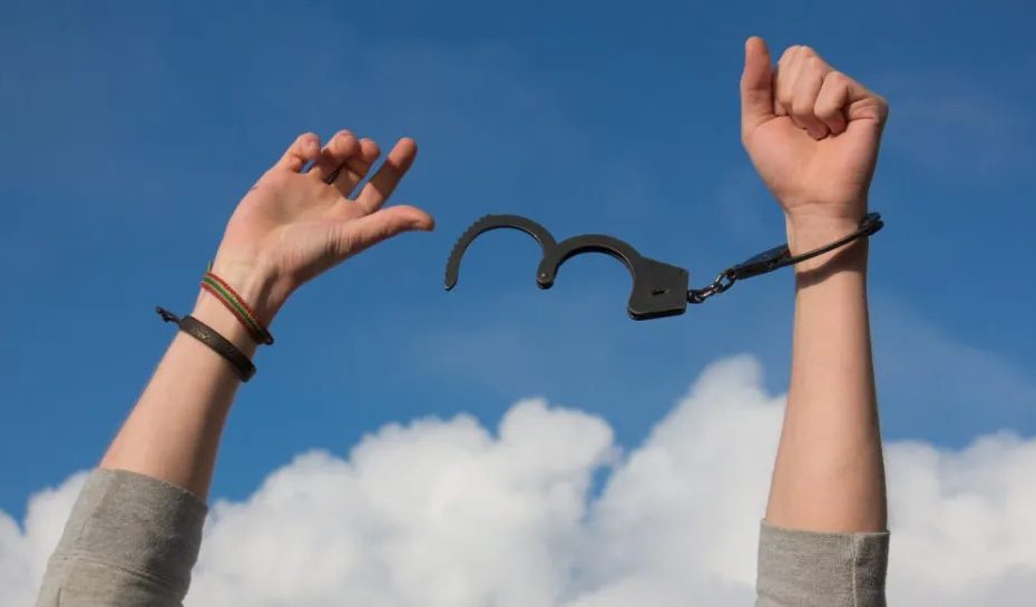 Symbolische vrijheid in je relatie met opengebroken handboeien