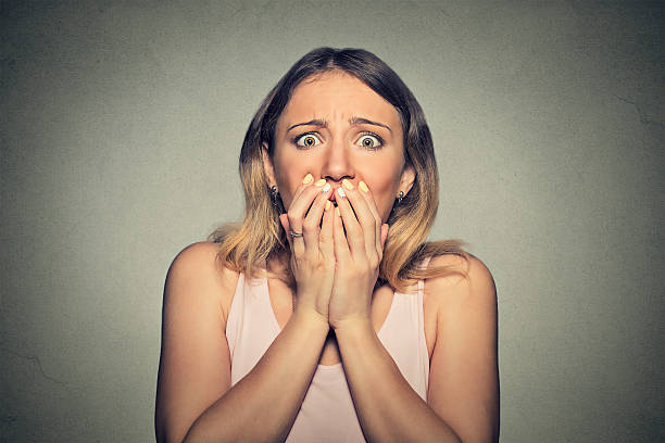 Vrouw schrikt – het besef van een confronterend inzicht.