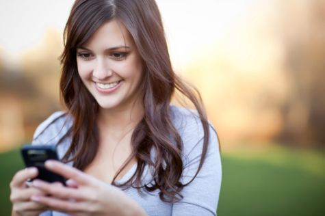 Vrouw glimlachend op dating app – eerste stappen daten