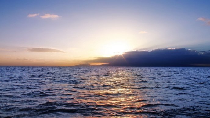 Zon die doorbreekt boven zee na donkere wolken – herstel na de storm.