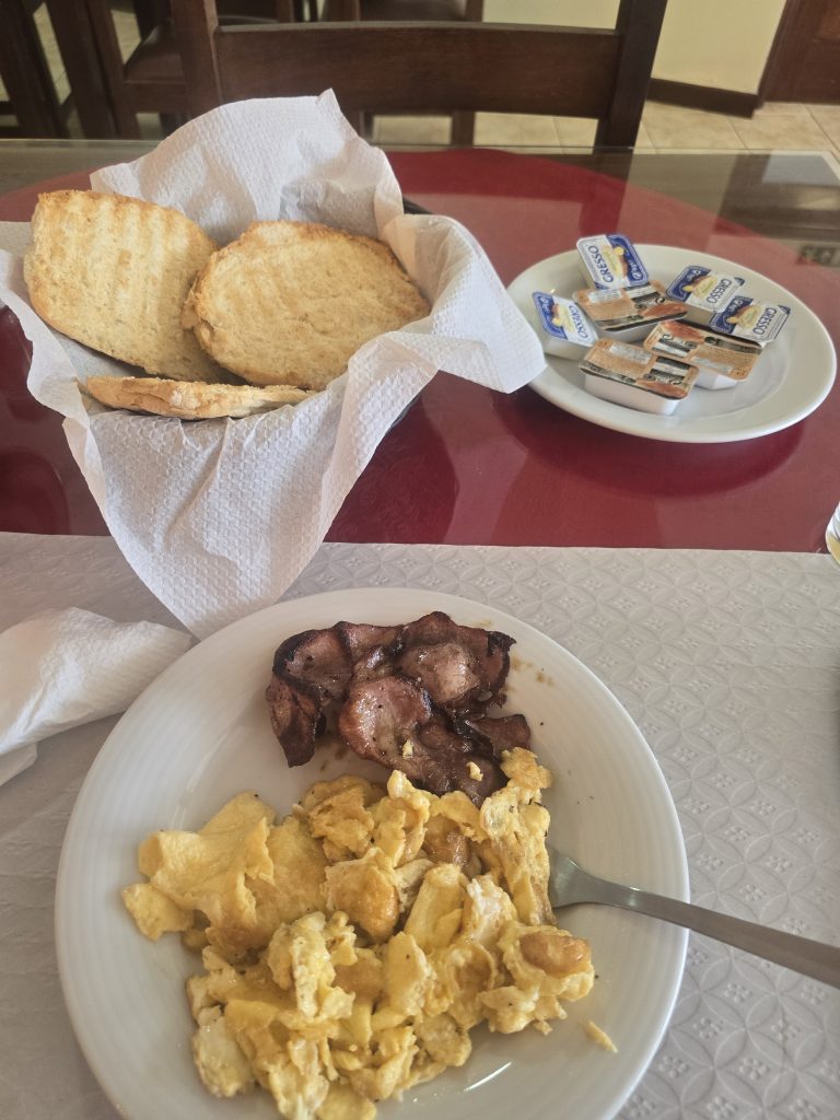 Eenvoudig ontbijt met roerei, spek en geroosterd brood in Porto Moniz, Madeira.
