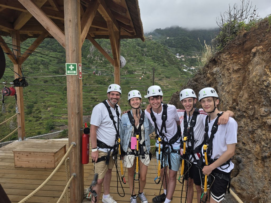 Groepsfoto bij de start van de Ribeira da Janela zipline, met helm en harnas.
