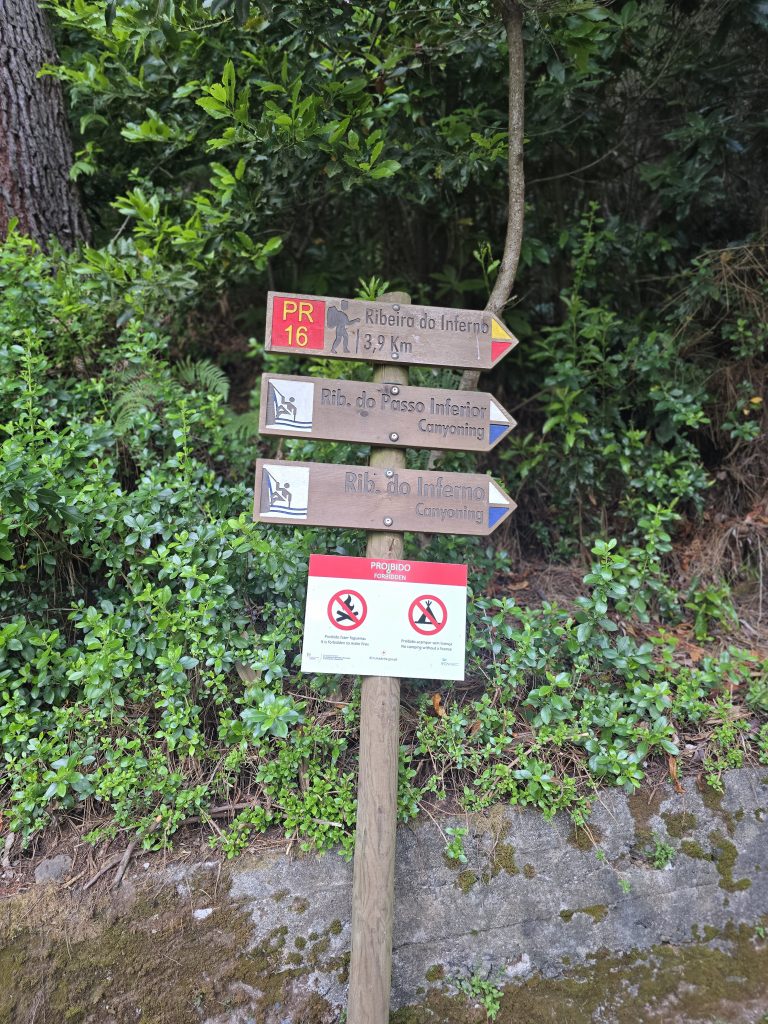 Richtingbord bij PR16 met aanduidingen naar Ribeira do Inferno en canyoningroutes.