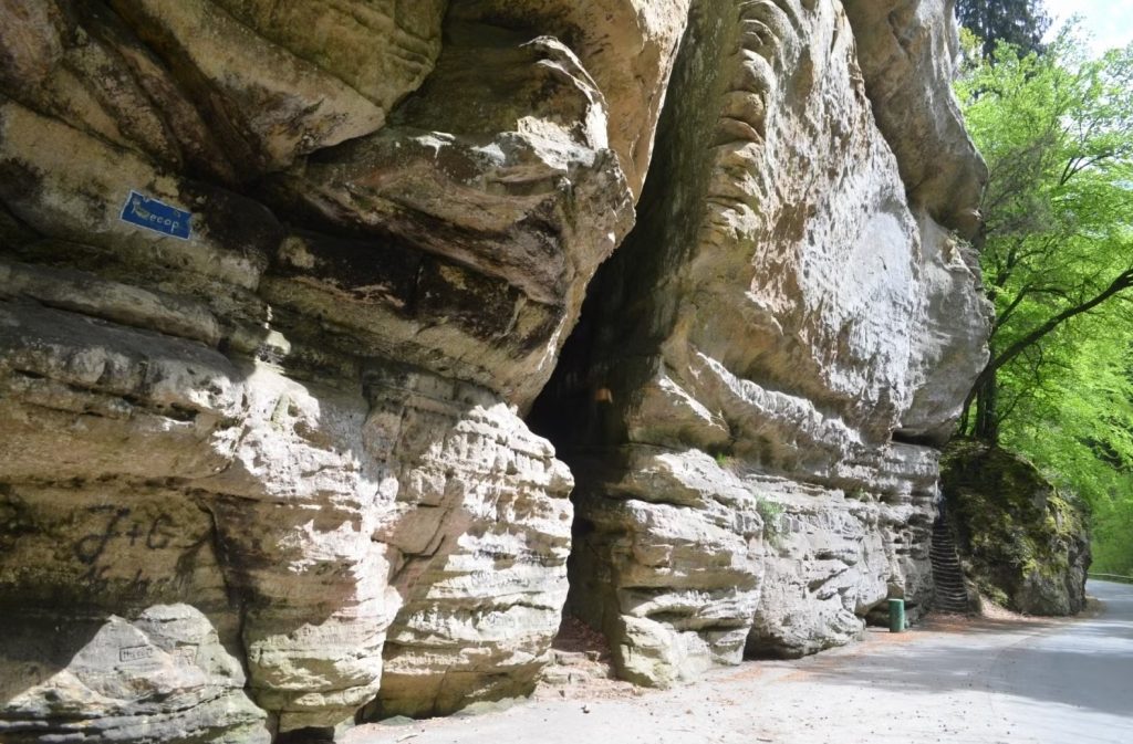 Indrukwekkende rotsformatie Perekop langs de weg in het Mullerthal, onderdeel van de Trail E1. Ik noem het de kut van Luxemburg