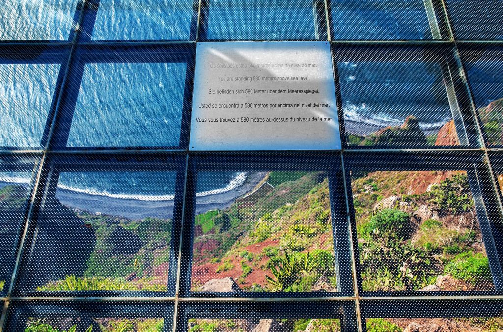 De Cabo Girão Skywalk, met zijn glazen vloer op 500 meter hoogte. weer een mooie Madeira reiservaring rijker.