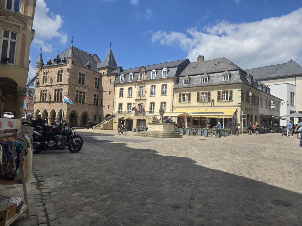 Het oude centrum van Echternach met terrassen en het stadhuis, startpunt van de Mullerthal Trail E1.