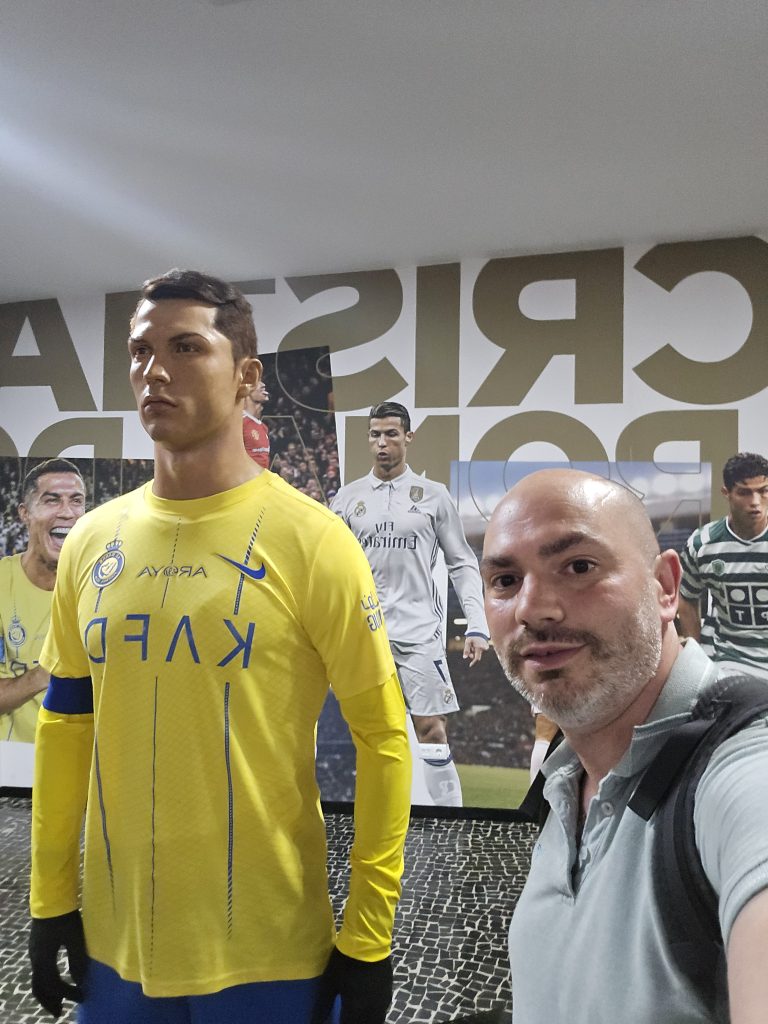 Bezoek aan het CR7 Museum in Funchal met het standbeeld van Cristiano Ronaldo.