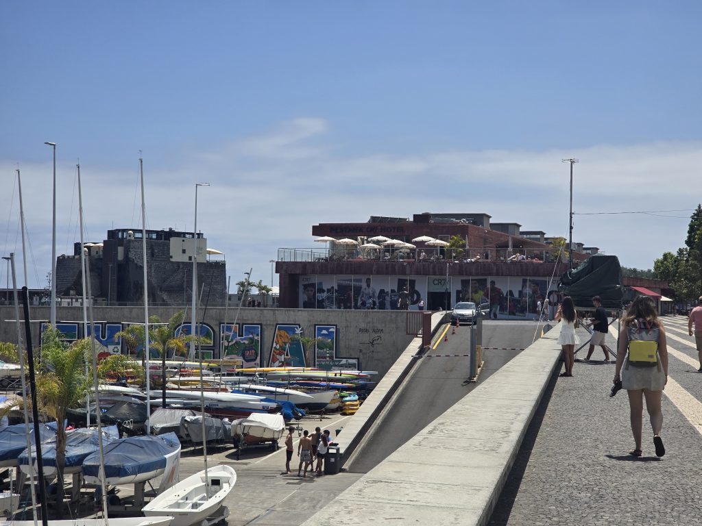 De haven van Funchal met het CR7 Hotel en kleurrijke boten.
