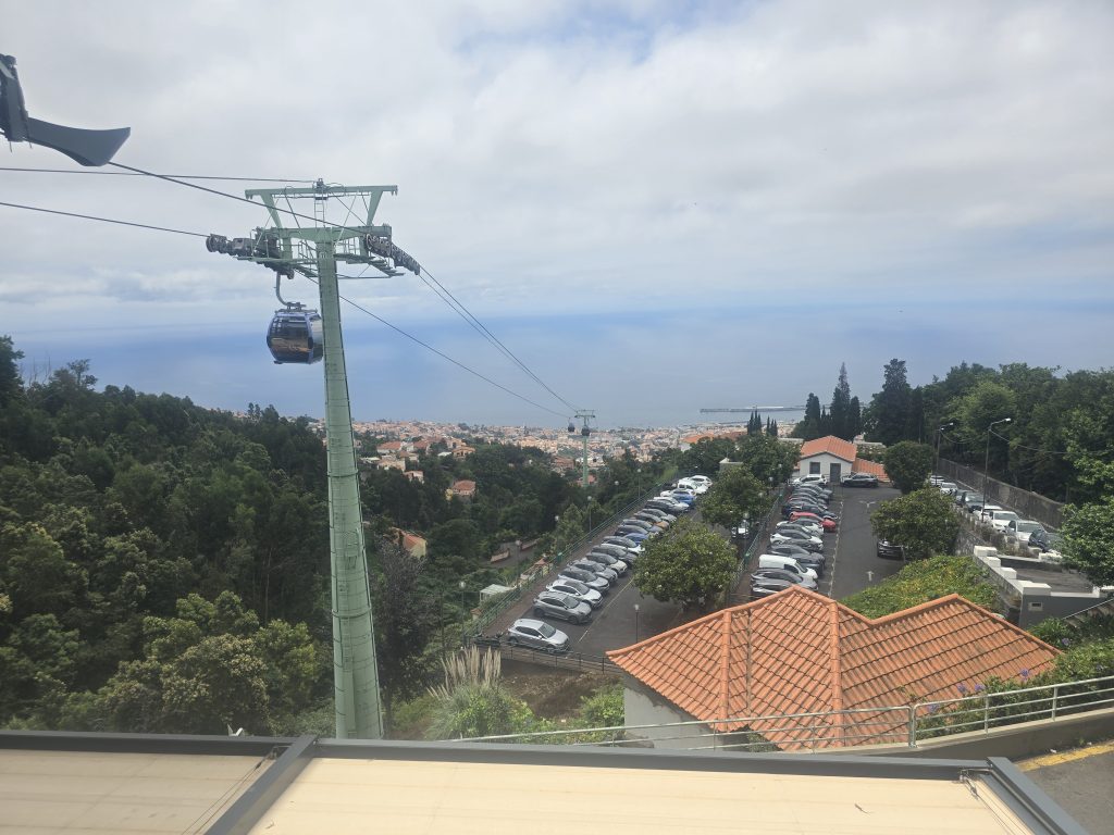 Uitzicht vanaf het bovenstation van de kabelbaan in Funchal.