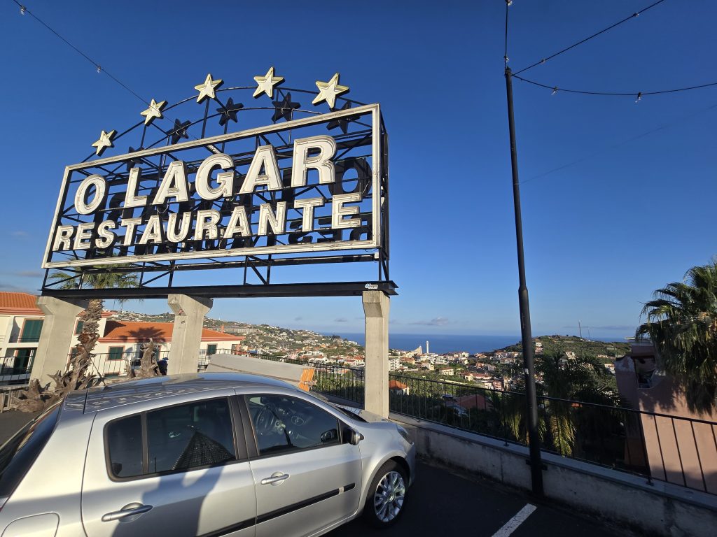 Bord van restaurant O Lagar met uitzicht over Funchal.
