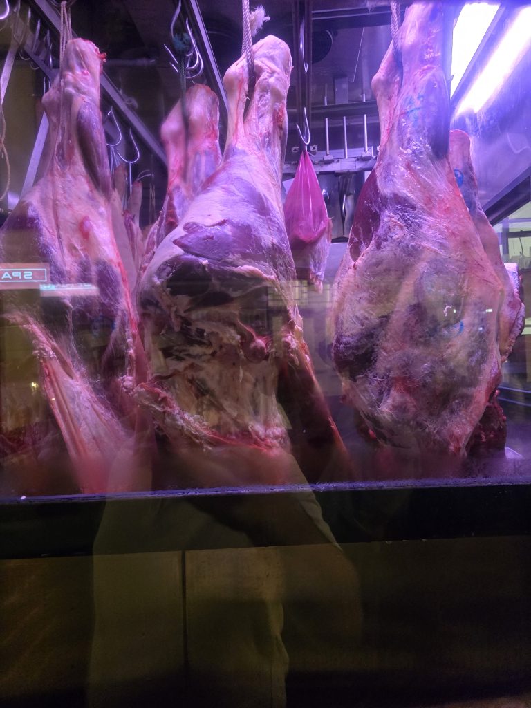 Dry-aged vlees in de vitrine van restaurant Taberna Ruel in Funchal.